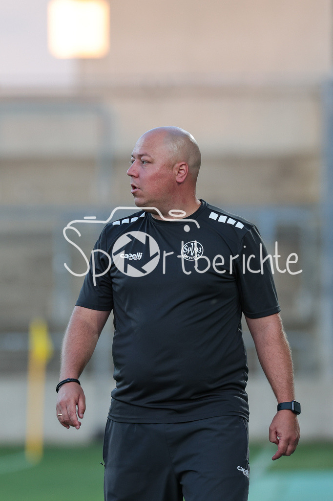 FC Bayern Amateure - SpVgg Bayreuth | Bayreuth Trainer Lukas KLING in Aktion / Freisteller / Einzelfoto