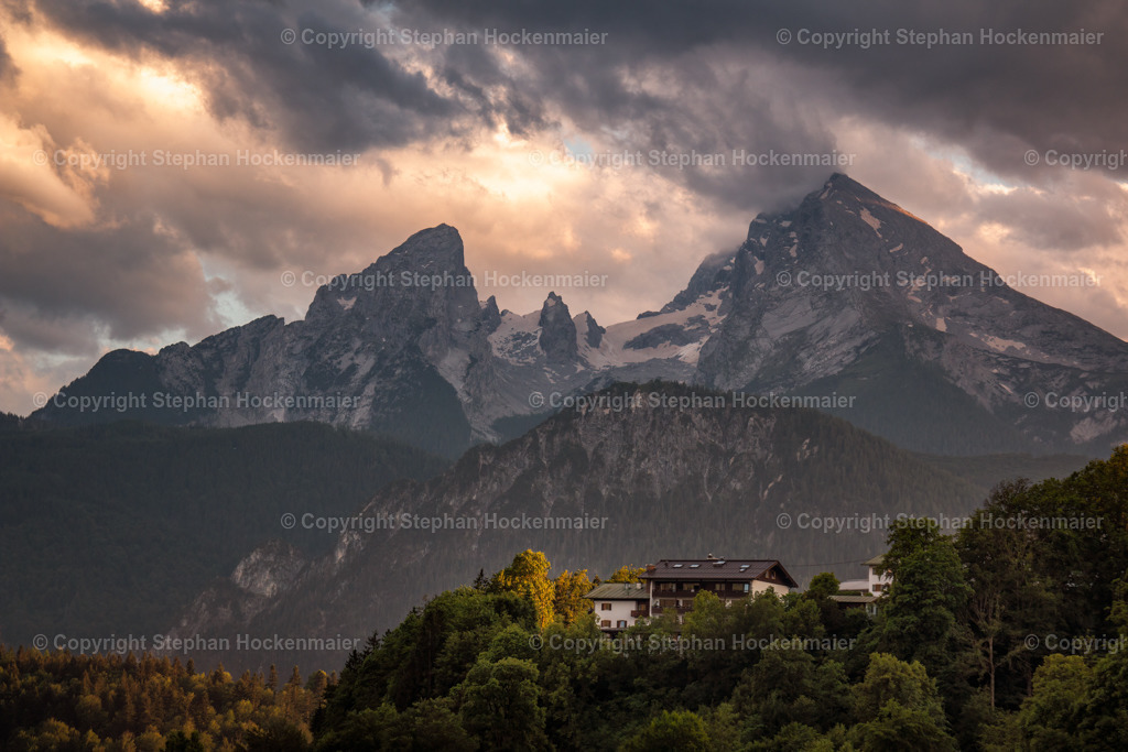 Wolkenverhangener Watzmann | Wandbilder online kaufen. Bring Atmosphäre in deine Räume.
Egal ob für private Räume, Arztpraxen, Hotels oder Pensionen. Die Wandbilder  in verschiedenen Größen auf Leinwand, Alu-Dibond, Acrylglas, Holz und vieles mehr.


 - Realisiert mit Pictrs.com