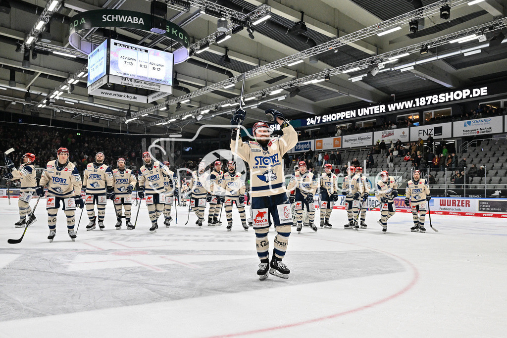 Augsburger Panther - Schwenninger Wild Wings | Die Spieler der Wild Wings feier zusammen mit ihren Fans den Sieg in Augsburg / DEL: Augsburger Panther - Schwenninger Wild Wings, Curt Frenzel Stadion am 24.01.2025 / Benjamin MARSHALL (Schwenninger Wild Wings 54)