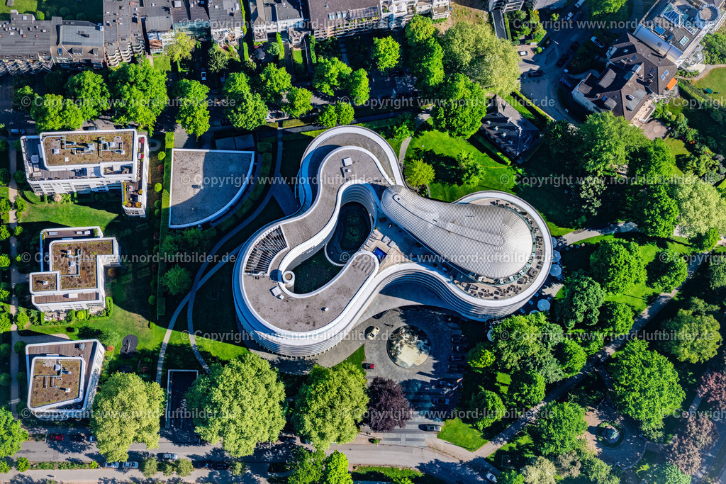 Hamburg_Hotel_The_Fonteney_Senkrechtaufnahme_ELS_3080090525 | HAMBURG 09.05.2025 Senkrecht- Luftbild aus der Satelliten- Perspektive vom Hotelanlage - Luxushotel "The Fontenay" an der Außenalster im Stadtteil Rotherbaum in Hamburg. Weiterführende Informationen bei: Baugesellschaft WALTER HELLMICH GmbH,  INGENIEURBÜRO DR. BINNEWIES Ingenieurgesellschaft mbH,  MPP MEDING PLAN + PROJEKT GmbH,  Störmer Murphy and Partners GbR,  THE FONTENAY Hamburg. // Vertical aerial view from the satellite perspective of the hotel complex Luxushotel "The Fontenay" an der Aussenalster im Stadtteil Rotherbaum in Hamburg. Further information at: Baugesellschaft WALTER HELLMICH GmbH,  INGENIEURBUeRO DR. BINNEWIES Ingenieurgesellschaft mbH,  MPP MEDING PLAN + PROJEKT GmbH,  Stoermer Murphy and Partners GbR,  THE FONTENAY Hamburg. Foto: Martin Elsen