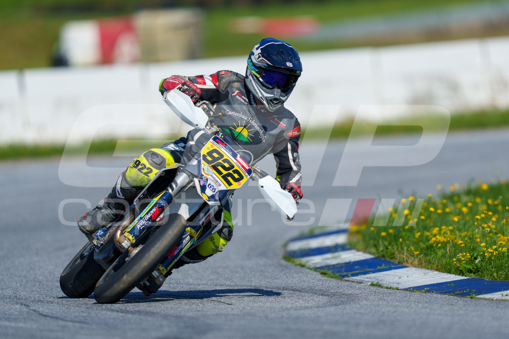 SuperMoto_Staatsmeisterschaft_Greinbach_159 | GRIPcapture steht für authentische Sportfotografie in Österreich – für Momente, die mehr sind als Geschwindigkeit oder Ergebnis. Es geht um Emotion, Spannung, Fokus und den Augenblick, der oft nur einen Wimpernschlag dauert.Ob Motorsport, Teamsport oder 
