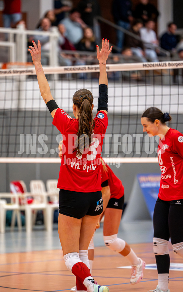 Volleyball I Frauen I Saison 2025-2026 I 2 Bundesliga Pro I 16. Spieltag VFL Oythe - TV Planegg-Krailling-01 | Annelis Lotte Tyws (13,VFL Oythe) feiert den Punktgewinn - Realisiert mit Pictrs.com