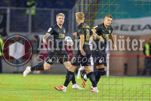 MSV Duisburg vs FC Hansa Rostock - 3. Liga | Duisburg, Deutschland, 03.10.25:   Cedric Harenbrock (FC Hansa Rostock) Torjubel, jubelt mit seiner Mannschaft nach dem Treffer zum 2:2 waehrend des Spiels der 3. Liga MSV Duisburg vs FC Hansa Rostock in der schauinsland-reisen-arena(Foto von Brauer-Fotoagentur / Adrian Schlueter)