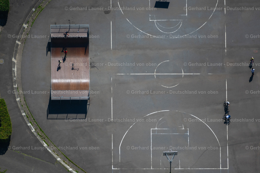 4036218 | BRAUNSCHWEIG 31.07.2020 Skatebahn und Skatebahn im Prinz-Albrecht-Park an der Herzogin-Elisabeth-Straße in Braunschweig im Bundesland Niedersachsen, Deutschland. // Skate track and skating rink in the Prinz-Albrecht-Park on Herzogin-Elisabeth-Strasse in Braunschweig in the state Lower Saxony, Germany. Foto: Gerhard Launer