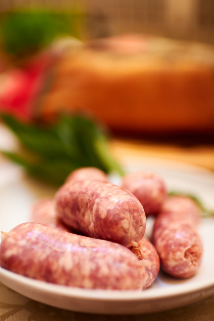 Salsiccia auf dem Teller | Cortona, Italien - August 29, 2016: Residenza Storica Dolce Maria; Salsiccia auf dem Teller. - Realisiert mit Pictrs.com