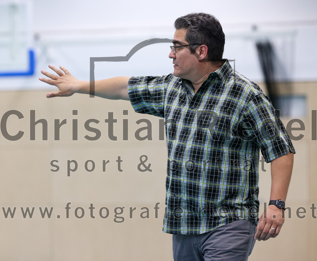 2023-03-26_087_TSV_Vaterstetten_gegen_Wacker_Knights_Burghausen | Vaterstetten, Deutschland, 26.03.2023:
Basketball, Bayernliga Herren Südost 2022 / 2023, 17. Spieltag, TSV Vaterstetten gegen Wacker Knights Burghausen, Endergebnis: 

Trainer Daniel Paz (TSV Vaterstetten)

Foto: Christian Riedel / fotografie-riedel.net