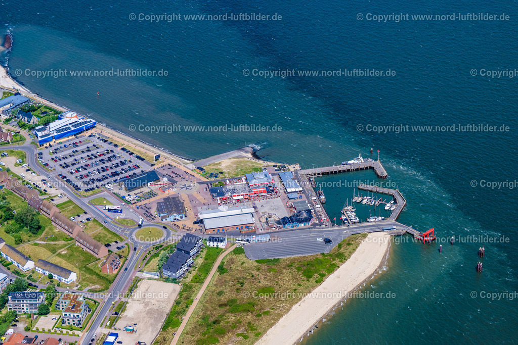 Sylt_List_Hafen_ELS_5952130625 | LIST 21.06.2025 Hafenanlagen am Ufer des Hafenbeckens in List auf der Insel Sylt im Bundesland Schleswig-Holstein, Deutschland. // Port facilities on the shores of the harbor of in List on Island Sylt in the state Schleswig-Holstein, Germany. Foto: Martin Elsen