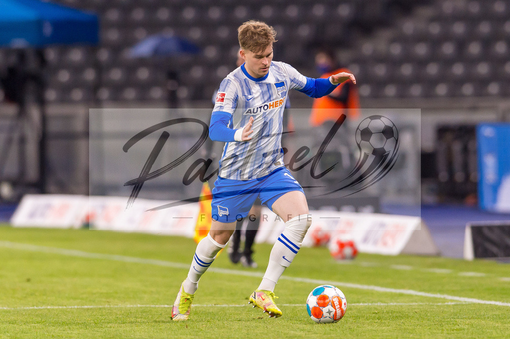 HERBOC20220204_205 | Fussball, Herren: Maximilian Mittelstaedt (Hertha BSC) in Aktion, am Ball, Einzelaktion bei dem Spiel der 1. Bundesliga zwischen Hertha BSC und VfL Bochum im Olypiastadion am 04.02.2022 in Berlin, Deutschland.DFB / DFL REGULATIONS PROHIBIT ANY USE OF PHOTOGRAPHS AS IMAGE SEQUENCES AND/OR QUASI-VIDEO. - Realisiert mit Pictrs.com