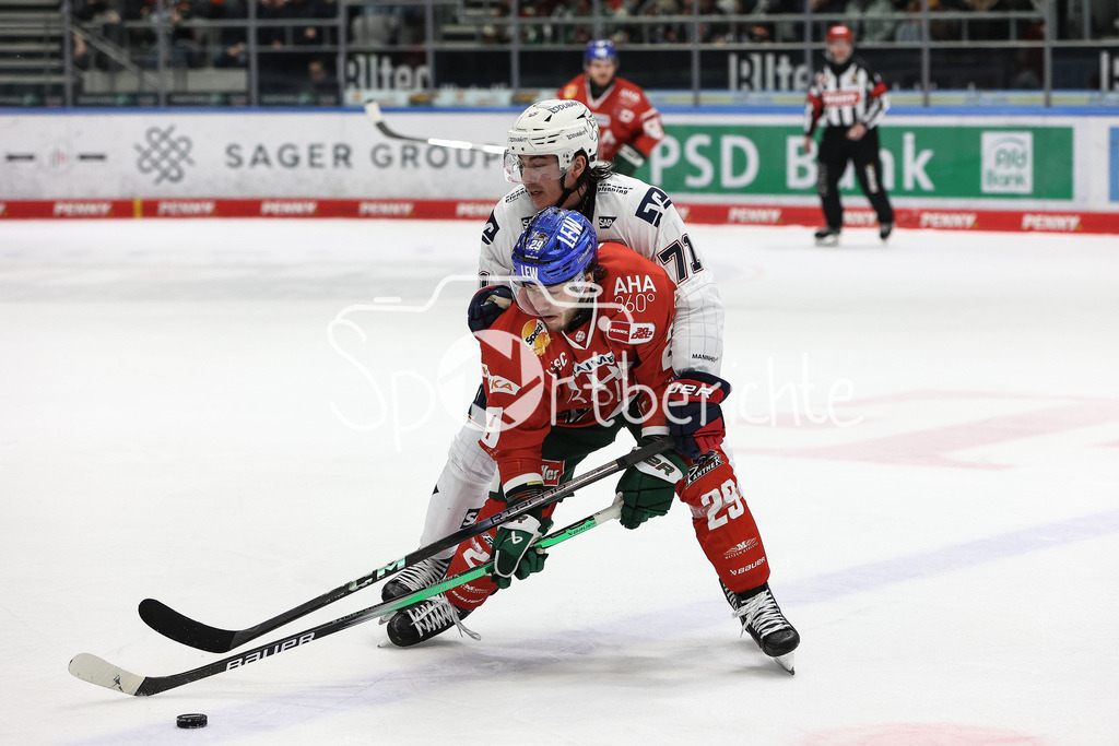 Augsburger Panther - Adler Mannheim | im duell Nicholas WELSH (AEV #29) und Daniel FISCHBUCH (MAN #71) / Zweikampf