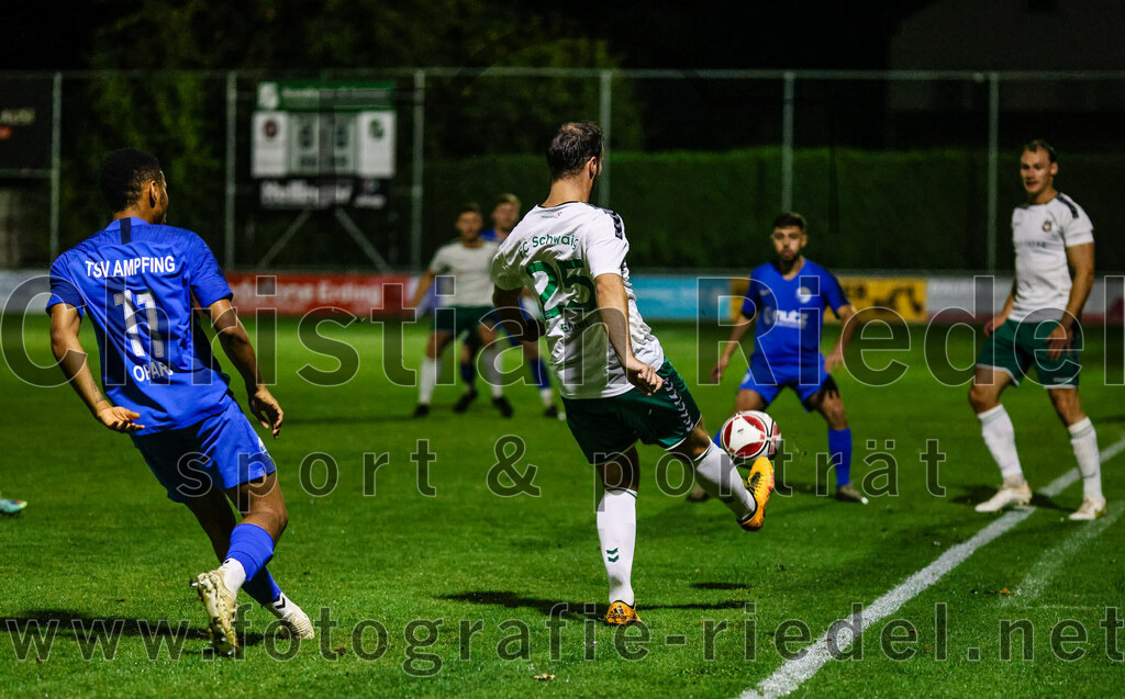 2023-10-13_031_FC_Schwaig_gegen_TSV_Ampfing | Oberding, Deutschland, 13.10.2023:
Fußball, Landesliga Südost 2023 / 2024, 16. Spieltag, FC Schwaig gegen TSV Ampfing, Endergebnis: 3:2

Mike Opara (TSV Ampfing, #11), Mirza Idrizovic (FC Schwaig, #25)

Foto: Christian Riedel / fotografie-riedel.net