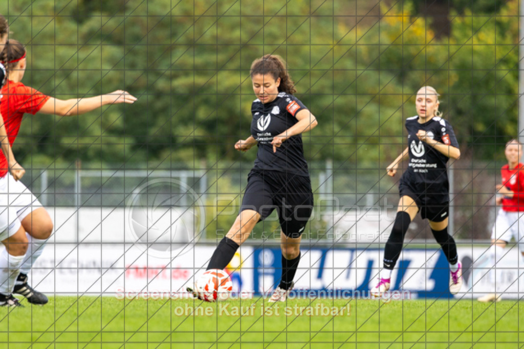 20250928_140719_0372 | #,1.FC Donzdorf (schwarz) vs. TV Derendingen (rot), Fussball, Frauen-Verbandsliga Württemberg, 03. Spieltag, Saison 2025/2026, Rasenplatz Lautertal Stadion, Süßener Straße 16, 73072 Donzdorf, 28.09.2025 - 13:00 Uhr,Foto: PhotoPeet-Sportfotografie/Peter Harich