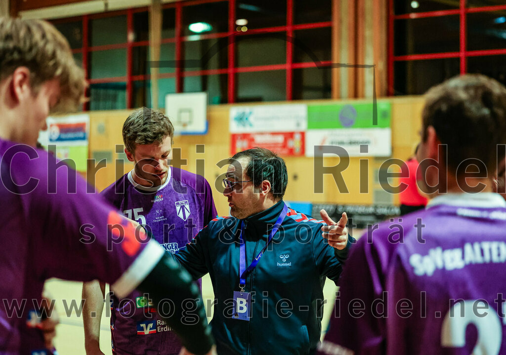2023-11-26_074_SpVgg_Altenerding_gegen_TSV_1861_Mainburg | Erding, Deutschland, 26.11.2023:
Handball, Bezirksoberliga Männer 2023 / 2024, 9. Spieltag, SpVgg Altenerding gegen TSV 1861 Mainburg, Endergebnis: 34:20

Ferdinand Menzel (SpVgg Altenerding, #75), Trainer Simon Klawe (Spvgg Altenerding)

Foto: Christian Riedel / fotografie-riedel.net