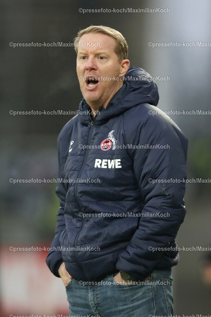 RWE06012402136 | 06.01.2024, Essen, Fußball, Herren, Stadion an der Hafenstraße, Testspiel, Rot-Weiss Essen – 1. FC Köln:  Cheftrainer Timo Schultz (1.FC Köln) steht bei seinem ersten Spiel als neuer Trainer gestikulierend am Spielfeldrand. 
DFB regulations prohibit any use of photographs as image sequences and or quasi-video.