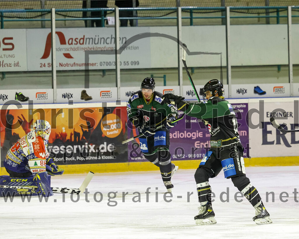 2022-12-09_034_TSV_Erding_gegen_EHC_Waldkraiburg | Erding, Deutschland, 09.12.2022:
Eishockey, Bayernliga 2022 / 2023, 19. Spieltag, TSV Erding gegen EHC Waldkraiburg, Endergebnis: 9:2

Daniel Krzizok (Erding Gladiators, #18)

Foto: Christian Riedel / fotografie-riedel.net