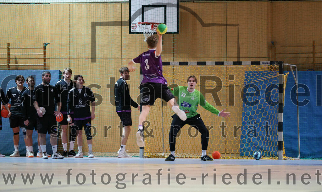 2023-12-09_002_SpVgg_Altenerding_gegen_TSV_Indersdorf | Erding, Deutschland, 09.12.2023:
Handball, Bezirksoberliga Männer 2023 / 2024, 10. Spieltag, SpVgg Altenerding gegen TSV Indersdorf, Endergebnis: 42:25

Jabob Thees (SpVgg Altenerding, #3), Torwart Jannik Fleps (SpVgg Altenerding, #33)

Foto: Christian Riedel / fotografie-riedel.net
