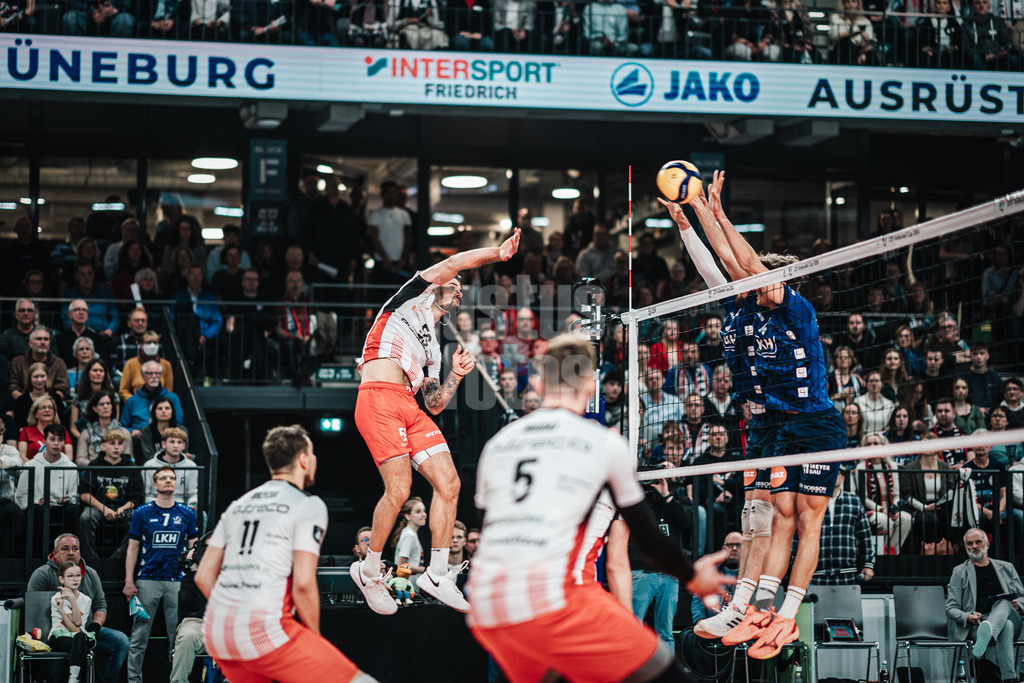 Volleyball | Herren | Saison 2023/2024 | CEV Volleyball Cup 2024 Finale | SVG Lüneburg (GER) vs. Asseco Resovia Rzeszow (POL) | 12.03.2024 | Torey 'TJ' Defalco (#59, Asseco Resovia Rzeszow) beim Angriff