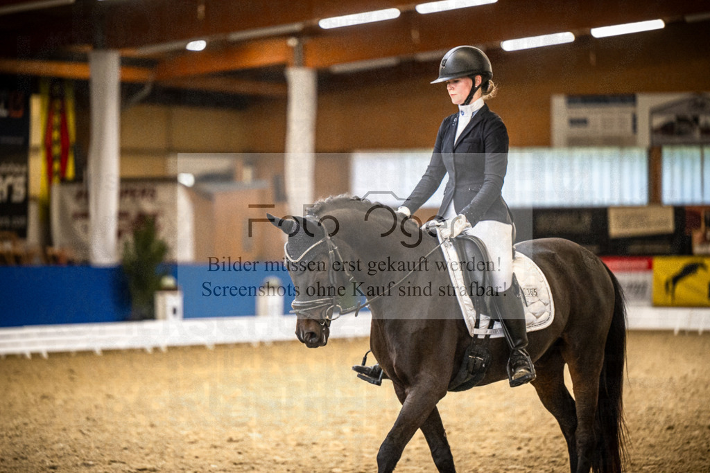 DOS_1656 | Entdecke hochwertige Reitturnierfotos von Foto Oger. Professionell, emotional und authentisch – jetzt Lieblingsmomente im Shop bestellen.Deutschlandweite Turnierfotografie. - Realisiert mit Pictrs.com