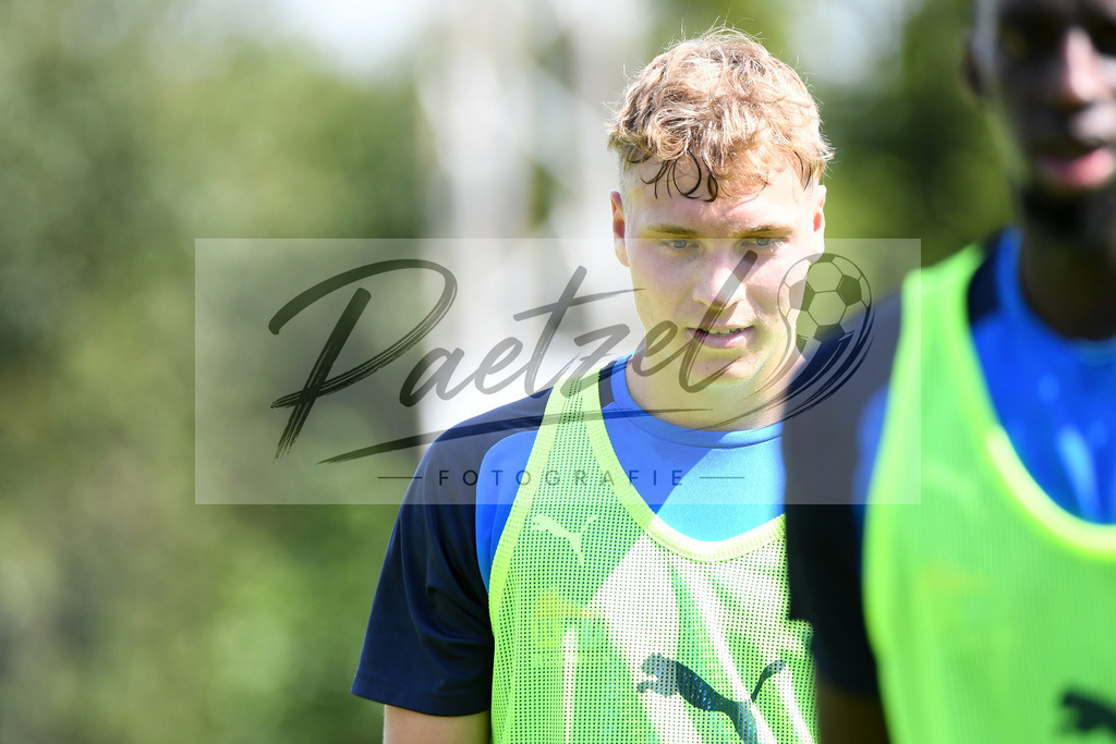 TRASFL20200713_0093 | Fussball, Herren: Jakob Duhme (SF Lotte) schaut bei der Trainingseinheit von SF Lotte im Sportpark am Lotter Kreuz am 13.07.2020 in Lotte, Deutschland. - Realisiert mit Pictrs.com