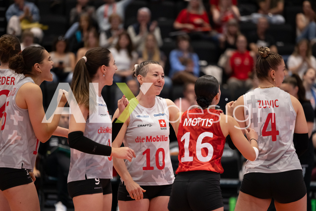 Georgia v Switzerland - CEV European League Women | KRIENS, SWITZERLAND - JUNE 12: ORIANE HÄMMERLI of Switzerland, SARINA WIELAND of Switzerland, FABIANA MOTTIS of Switzerland, LEANA ZUVIC of Switzerland celebrating during the CEV European League match between Georgia and Switzerland at Pilatus Arena on June 12, 2026 in Kriens, Switzerland. - Realisiert mit Pictrs.com