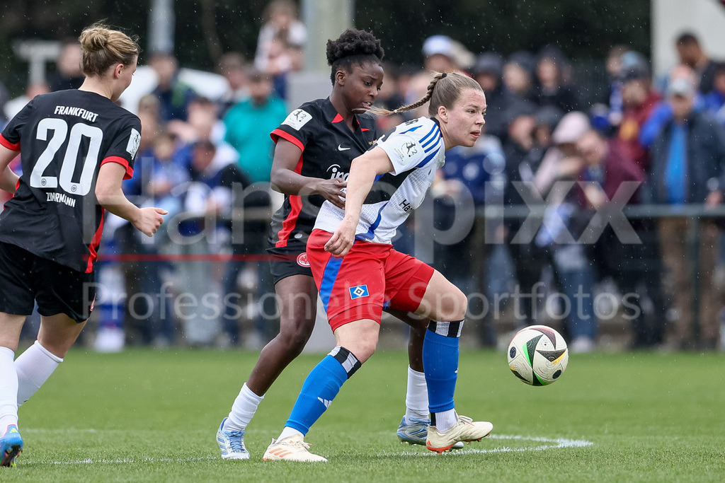 Fussball, 2. Frauen-Bundesliga, Hamburger SV - Eintracht Frankfurt II | v.li.: Emily Wallrabenstein (Eintracht Frankfurt II, 4) und Christin Meyer (Hamburger SV, 16) im Zweikampf, Duell, Dynamik, Aktion, Action, Spielszene, DIE DFB-RICHTLINIEN UNTERSAGEN JEGLICHE NUTZUNG VON FOTOS ALS SEQUENZBILDER UND/ODER VIDEOÄHNLICHE FOTOSTRECKEN. DFB REGULATIONS PROHIBIT ANY USE OF PHOTOGRAPHS AS IMAGE SEQUENCES AND/OR QUASI-VIDEO.