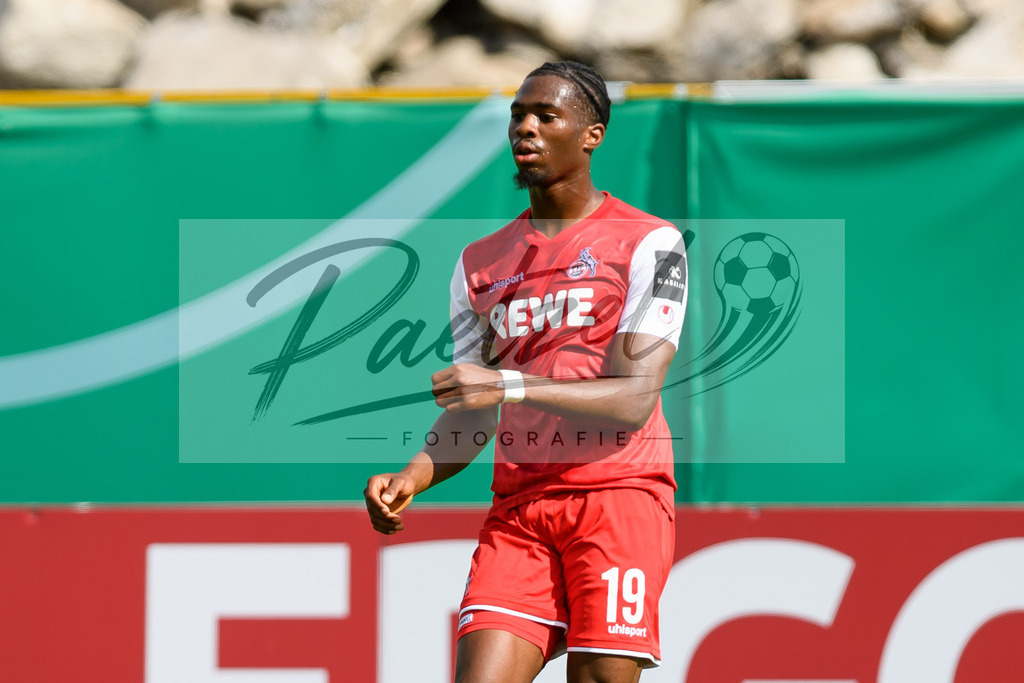 JENKOE20210808_160 | Fussball, Herren: Kingsley Ehizibue (1. FC Koeln) schaut beim Spiel der 1. Runde im DFB-Pokal zwischen FC Carl Zeiss Jena und 1. FC Koeln im Ernst-Abbe-Sportfeld am 08.08.2021 in Jena, Deutschland.DFB / DFL REGULATIONS PROHIBIT ANY USE OF PHOTOGRAPHS AS IMAGE SEQUENCES AND/OR QUASI-VIDEO. - Realisiert mit Pictrs.com