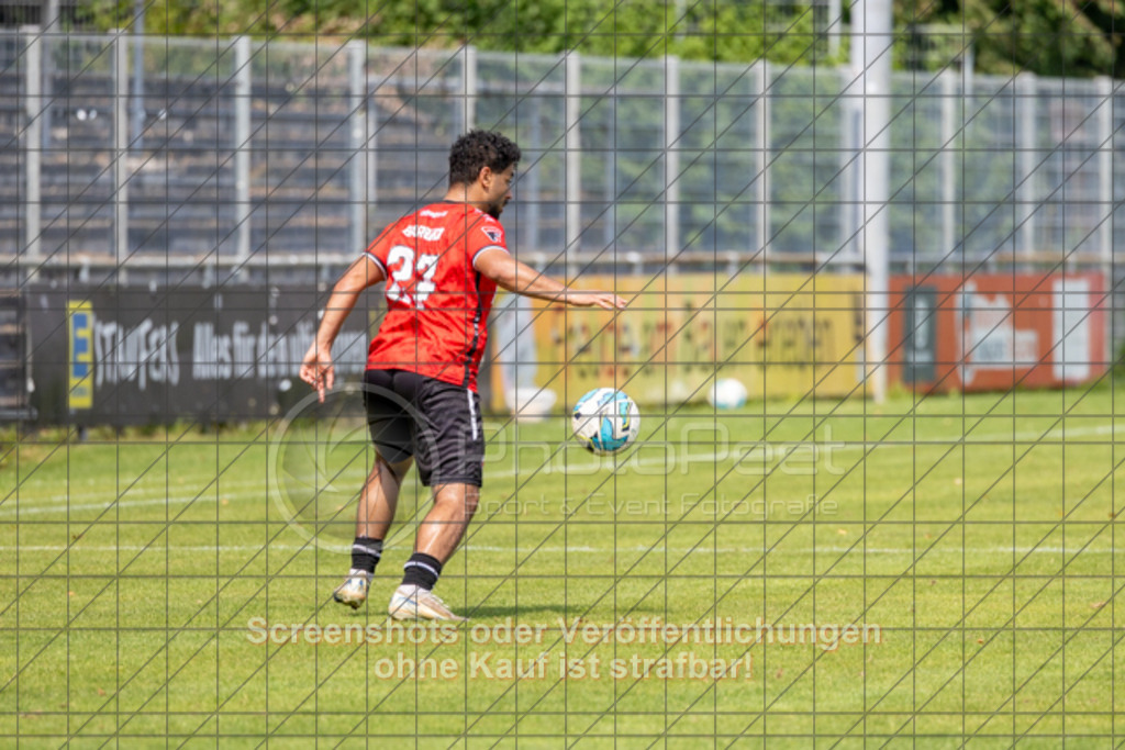 20250816_142849_0358 | #,1.Göppinger SV (rot) vs. FSV 08 Bietigheim-Bissingen (blau), Fußball, Oberliga BW, wfv, 03. Spieltag, Saison 2025/2026, Rasensportplatz Stadion SV Göppingen, Hohenstaufenstr. 116, 73033 Göppingen, 16.08.2025 - 14:00 Uhr,Foto: PhotoPeet-Sportfotografie/Peter Harich