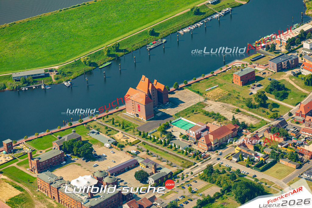 historische Speicher Wittenberge Bild- Das Luftbild wurde 2025 vom UL-Flugzeug heraus erstellt ( keine Drohne bzw. Drohnenaufnahme ) - Hochauflösende Luftaufnahme -Nicht vergleichbar mit Google Maps oder Satelittenbilder- Die Geschenkidee !Mit Lizenz und Bildrechte bestellbar - CC