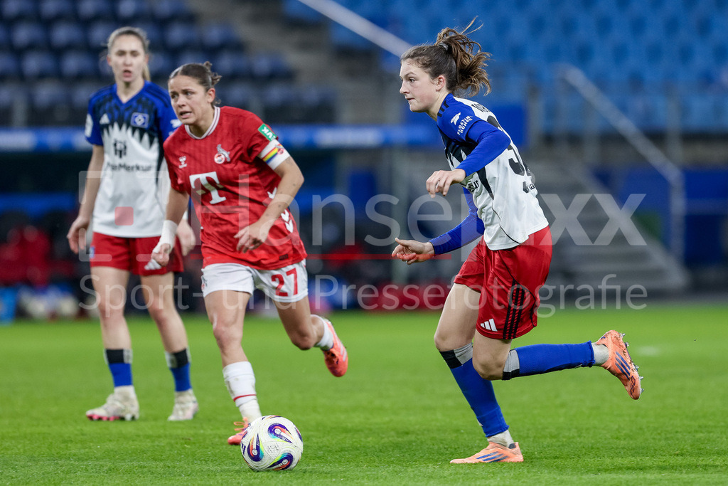 Fussball, Google Pixel Frauen-Bundesliga, Hamburger SV - 1. FC Köln | Lotta Wrede (Hamburger SV, 32) am Ball, Einzelbild, Ganzkörper, Aktion, Action, Spielszene, DIE DFB-RICHTLINIEN UNTERSAGEN JEGLICHE NUTZUNG VON FOTOS ALS SEQUENZBILDER UND/ODER VIDEOÄHNLICHE FOTOSTRECKEN. DFB REGULATIONS PROHIBIT ANY USE OF PHOTOGRAPHS AS IMAGE SEQUENCES AND/OR QUASI-VIDEO.
