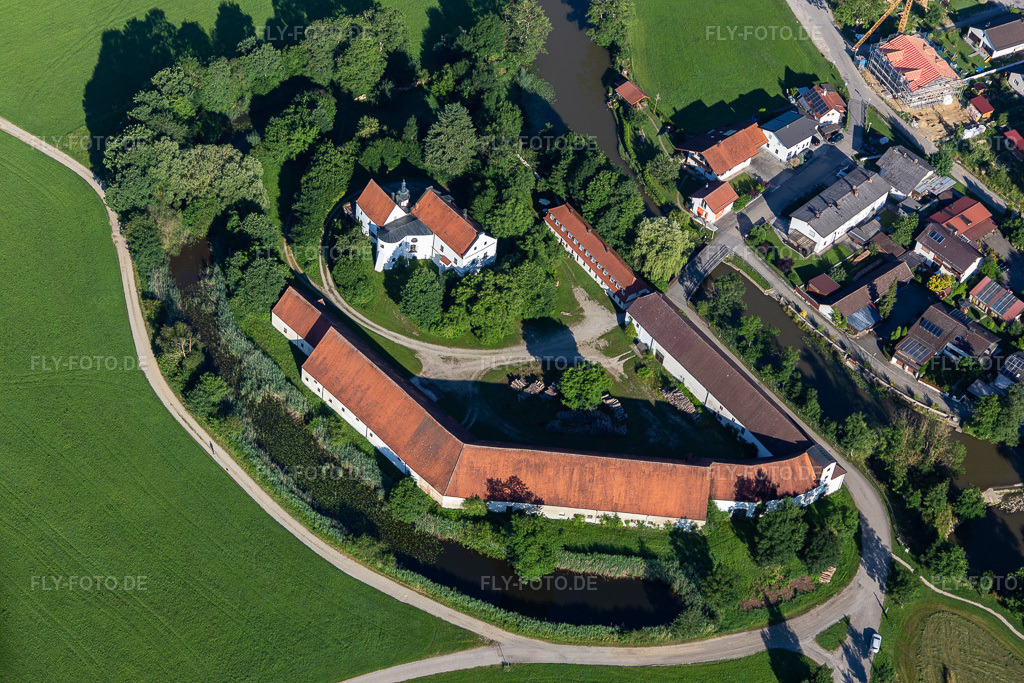 Luftbild: Schloss in Aham im Bundesland Bayern in Deutschland. Foto: IMG_132987.jpg vom 03.07.2022 durch Werner Riehm/FLY-FOTO.deWWW.AHAM.DE