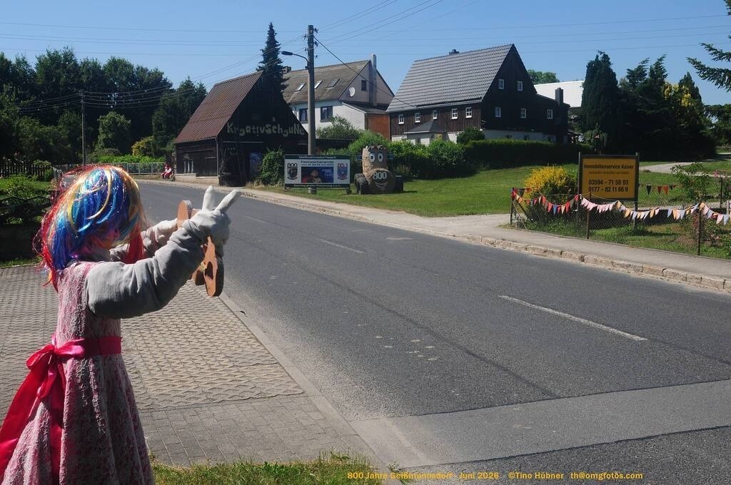 Geißmannsdorf-2026-Ortsbilder-678 | Geißmannsdorf bei Bischofswerda im Sommer 2026. Ein fotografischer Streifzug durch das Dorf Geißmannsdorf, mit Gebäuden, Straßen, Strohpuppen und geschmückten Vorgärten und Grundstücken anlässlich der 800-Jahr-Feier von Geißmannsdorf im Juni 2026 - Realisiert mit Pictrs.com