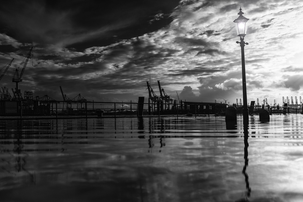 2023_10_14_HH-HOLZHAFEN-HOCHWASSER_MCP4095 sw_02 | Hochwertig gedruckte Fotografien für die Wand, als Kalender und zum Verschenken. Hamburg & Norddeutschland und überall wo ich mit der Kamera unterwegs war.