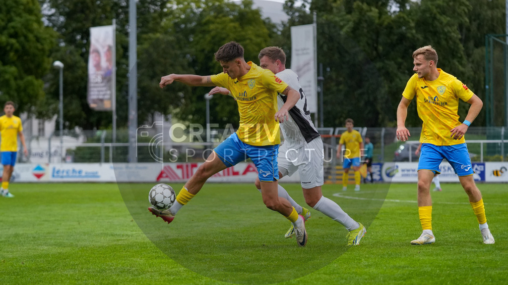 Fußball, Herren, Saison 2025/2026, Regionalliga Nordost, 4. Spieltag, FSV 63 Luckenwalde vs. BFC Preussen, Samstag 22.08.2025, Werner-Seelenbinder-Stadion Luckenwalde | Fußball, Herren, Saison 2025/2026, Regionalliga Nordost, 4. Spieltag, FSV 63 Luckenwalde vs. BFC Preussen, Samstag 22.08.2025, Werner-Seelenbinder-Stadion Luckenwalde, Im Bild: Mike Bachmann (l. Luckenwalde) und Patrick Breitkreuz (r. Preussen) - Realisiert mit Pictrs.com