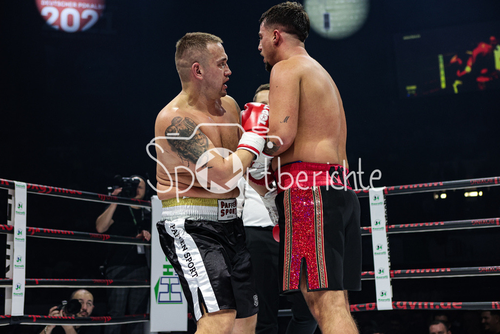Profi - Box - Gala / Main Event | Vaclav TOJACEK (schwarze Hose) in seinem Kampf gegen James KRAFT (rote Hose)