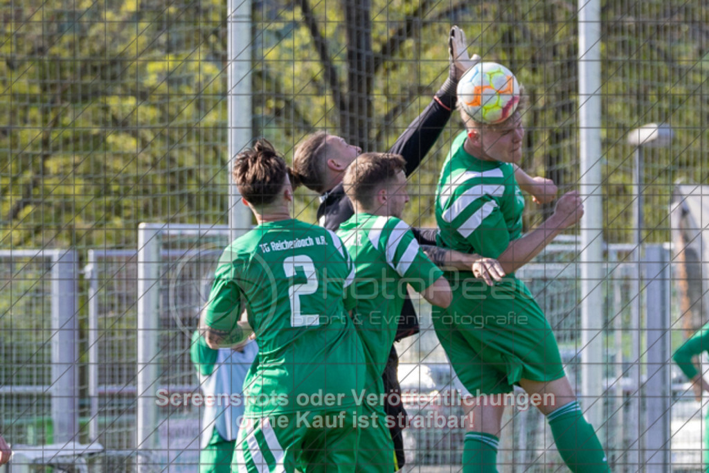 20250419_170938_0163 | Dier TG Reichenbach verteidigt mit allen MannTG Reichenbach (grün) vs. TSG Salach II (blau), Fussball, Kreisliga B10 - Bezirk Neckar/Fils, 23. Spieltag, Saison 2024/2025, Rasenplatz, Sportplatz Reichenbach, Dobelstraße, 73072 Donzdorf, 19.04.2025 - 16:00 Uhr,Foto: PhotoPeet-Sportfotografie/Peter Harich