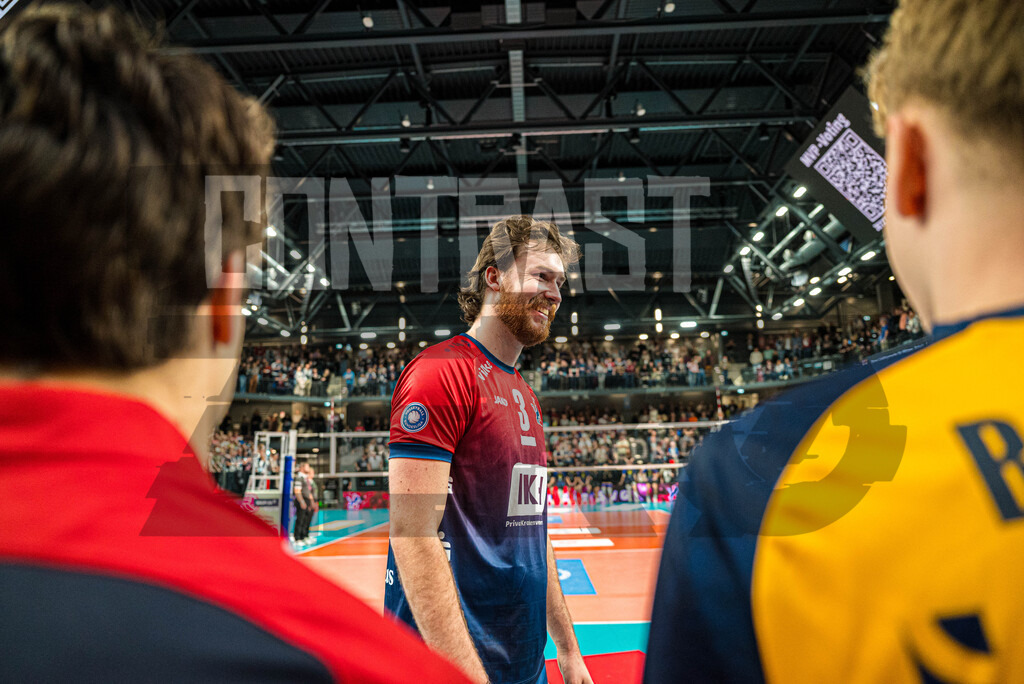 Volleyball I Herren I Saison 2025/2026 I Volleyball Bundesliga I 2. Spieltag I SVG Lüneburg - cerebricks Volley Goats Mitteldeutschland | Jesse William Elser (3, SVG Lüneburg) lächelt am Feldrand nach dem Spiel - Realisiert mit Pictrs.com