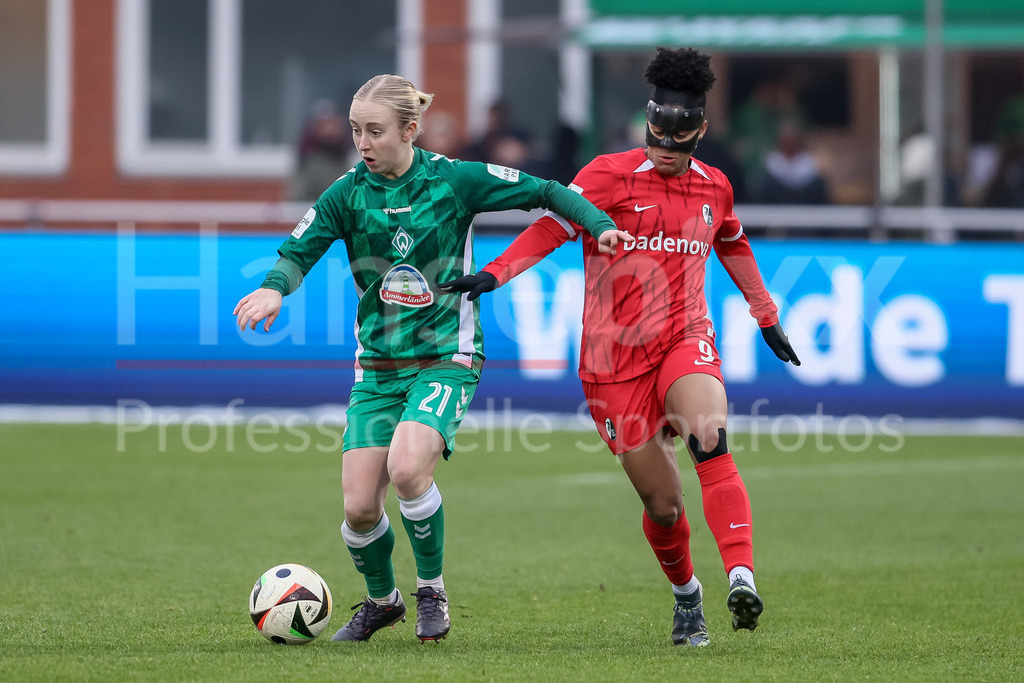 Fussball, Google Pixel Frauen-Bundesliga, SV Werder Bremen - SC Freiburg | v.li.: Caroline Siems (SV Werder Bremen, 21) und Shekiera Martinez (SC Freiburg, 9) im Zweikampf, Duell, Dynamik, Aktion, Action, Spielszene, DIE DFB-RICHTLINIEN UNTERSAGEN JEGLICHE NUTZUNG VON FOTOS ALS SEQUENZBILDER UND/ODER VIDEOÄHNLICHE FOTOSTRECKEN. DFB REGULATIONS PROHIBIT ANY USE OF PHOTOGRAPHS AS IMAGE SEQUENCES AND/OR QUASI-VIDEO.