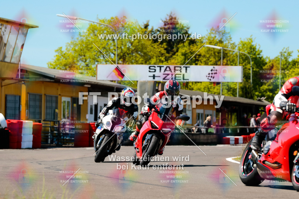 Moto-TeamOBK-21813 | Hier findet Ihr Bilder von Touristenfahrten auf der Nürburgring Nordschleife oder von anderen Veranstaltungen die ich besucht habe. Viel Spass beim Durch Schauen 