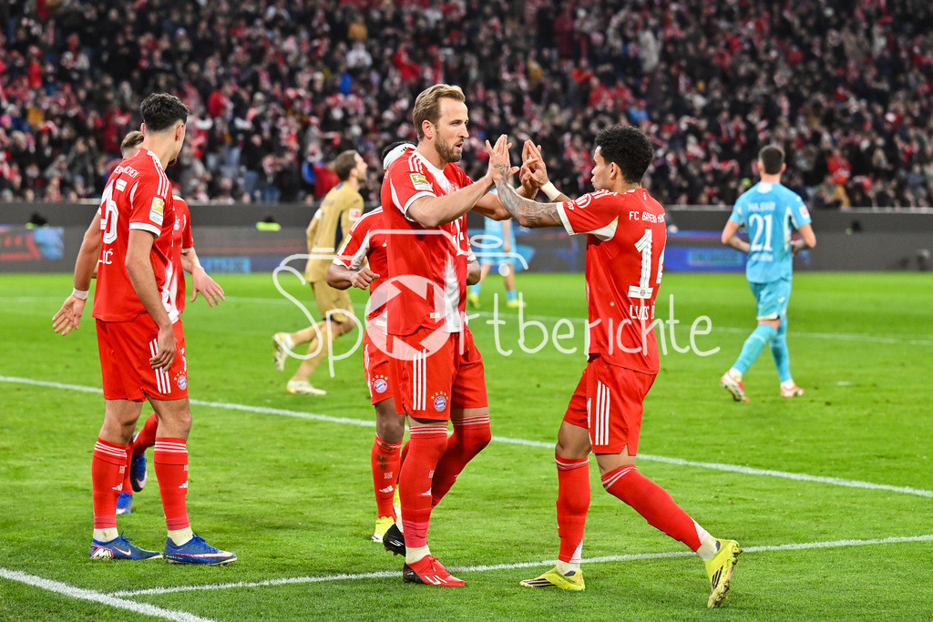 FC Bayern München - TSG 1899 Hoffenheim | MUNICH, GERMANY - 08. FEBRUARY: Jubel der Bayern nach dem Treffer zum 2-1 durch Harry KANE (FC Bayern Munich 9) / Foulelfmeter während dem Bundesligamatch zwischen dem FC Bayern München und der TSG 1899 Hoffenheim am 21. Spieltag in der Allianz Arena / DFL REGULATIONS PROHIBIT ANY USE OF PHOTOGRAPHS AS IMAGE SEQUENCES AND/OR QUASI-VIDEO / Luis DIAZ (FC Bayern Munich 14)
