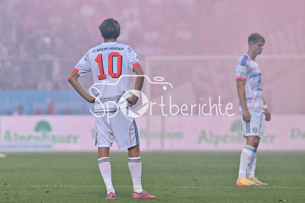 SpVgg Unterhaching - FC Bayern Amateure | Ein nachdenklicher Guido Della ROVERE (FC Bayern Muenchen II 10) im Nebel von Unterhaching / Einzelfoto / Freisteller / Regionalliga Bayern: SpVgg Unterhaching - FC Bayern München II; Uhlsport Park am 15.08.2025