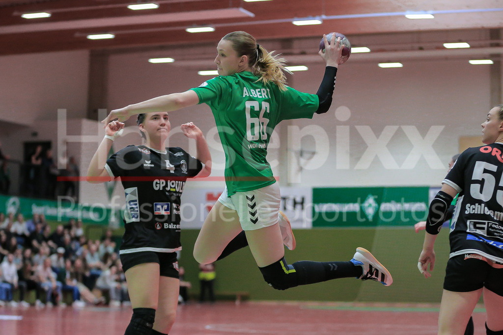 Handball, 2. Bundesliga Frauen, SV Werder Bremen - TSV Nord Harrislee | v.li.: Luise Albert (SV Werder Bremen, 66) beim Wurf, am Ball, Spielszene, Aktion, Action