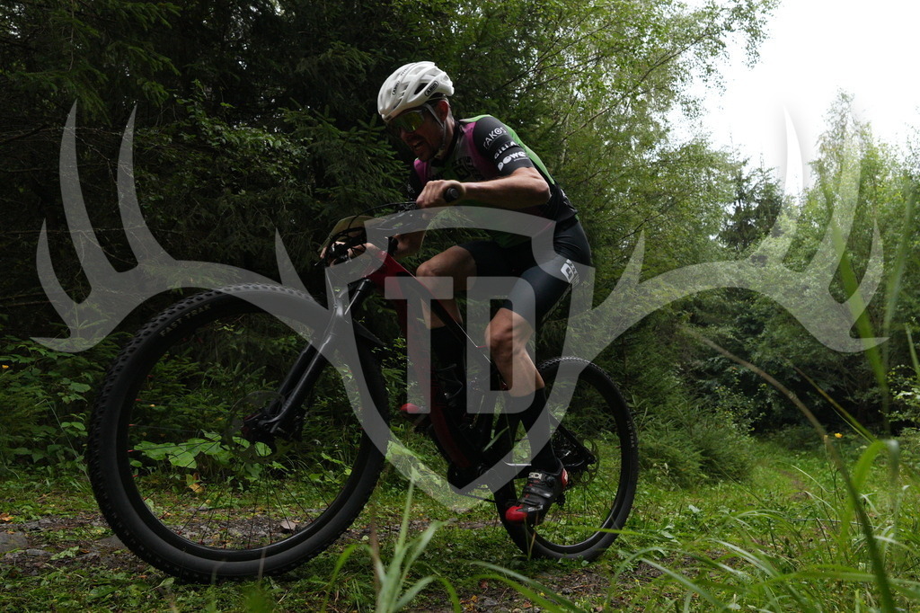 A6703505 | Fotogalerie der Treibjagd im Dunkelwald - Dein MTB Etappenrennen im Erzgebirge - Realisiert mit Pictrs.com