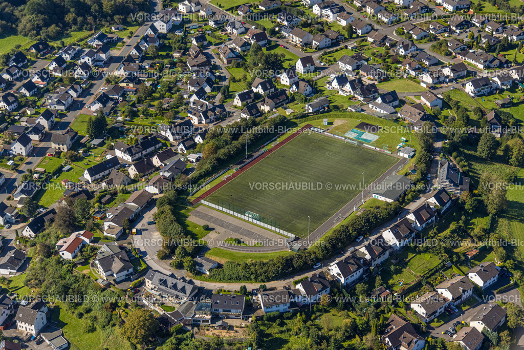 Finnentrop230908681 | Luftbild, Wohnsiedlung und Fußballplatz SV Heggen, Heggen, Finnentrop, Sauerland, Nordrhein-Westfalen, Deutschland