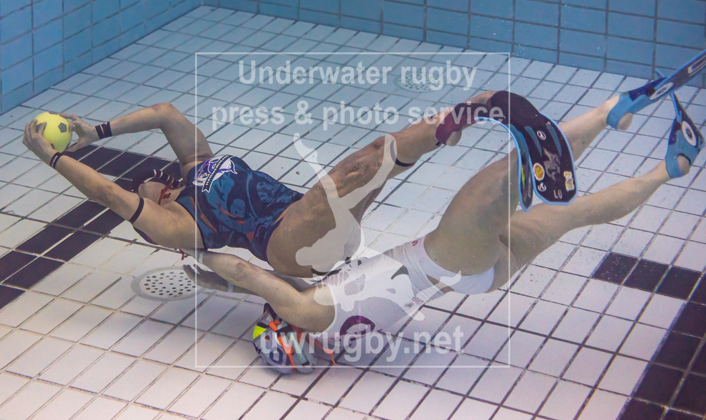 GER, Hammerheads(USA) vs. Amager UVR (Dänemark), Damen, Unterwasser-Rugby, Champions Cup 2024,  24.11.2024 | Luisa Gomez (Hammerheads, #11) im Konter, wird gestoppt von Johanne Press Wegeberg (Amager UV-Rugby Klub, #10). - Realisiert mit Pictrs.com