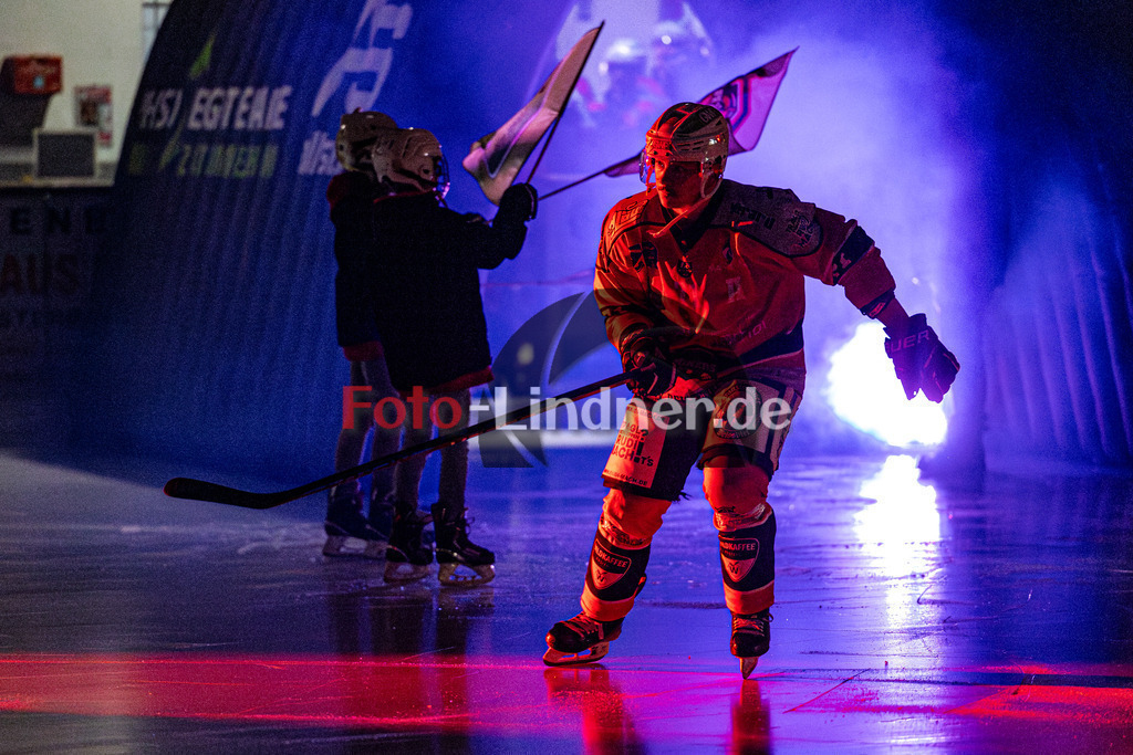 TSV Peißenberg Miners vs EA Schongau Mammuts | Eishockey Bayernliga 2023/2024, TSV Peißenberg Miners vs EA Schongau Mammuts, 20231215,
Manuel SINGER (Miners 71) beim Einlauf,
2023-12-15 in Peißenberg (Eisstadion)
71 Manuel SINGER (Miners 71)
Copyright: WolfgangxLindner foto-lindner.de