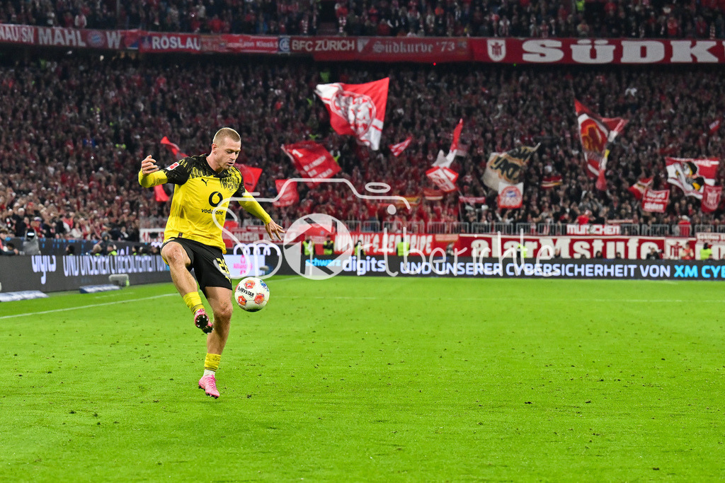 FC Bayern München - Borussia Dortmund | MUNICH, GERMANY - with ball Julian RYERSON (Borussia Dortmund 26) during the bundesliga match between FC Bayern Munich vs. Borussia Dortmund on matchday 7 at Allianz Arena on October 18, 2025 in Munich, Germany / DFL REGULATIONS PROHIBIT ANY USE OF PHOTOGRAPHS AS IMAGE SEQUENCES AND/OR QUASI-VIDEO