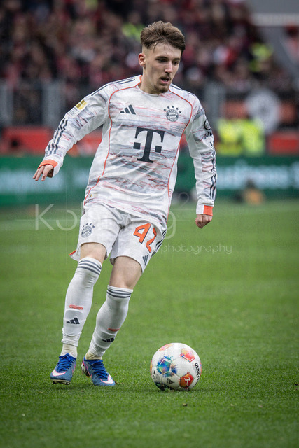 German Bundesliga, Bayer 04 Leverkusen vs. FC Bayern München, 14.03.2026 | LEVERKUSEN, GERMANY - MARCH 14:  Lennart Karl (FC Bayern Muenchen, 42) during the German Bundesliga match on gameday 26 between Bayer 04 Leverkusen vs. FC Bayern München at BayArena on March 14, 2026 in Leverkusen, Germany. DFL REGULATIONS PROHIBIT ANY USE OF PHOTOGRAPHS AS IMAGE SEQUENCES AND/OR QUASI-VIDEO.