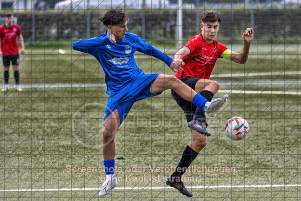 20251005_115929_0029-Bearbeitet | #,1.Göppinger SV (rot) vs. TUS Ergenzingen (blau), Fussball, B-Junioren Leistungsstaffel Mitte, wfv, 03.Spieltag,  Saison 2025/2026, Kunstrasenplatz Süd, Hohenstaufenstr. 116, 73033 Göppingen, 05.10.2025 - 11:00 Uhr,Foto: PhotoPeet-Sportfotografie/Peter Harich