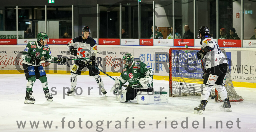 2024-01-26_032_TSV_Erding_gegen_HC_Landsberg | Erding, Deutschland, 26.01.2024:
Eishockey, Bayernliga Vorrunde 2023 / 2024, 28. Spieltag, TSV Erding gegen HC Landsberg, Endergebnis: 6:2

Paul Pfenninger (Erding Gladiators, #58), Frantisek Wagner (HC Landsberg, #97), Torwart Dimitri Pätzold (Erding Gladiators, #32)

Foto: Christian Riedel / fotografie-riedel.net