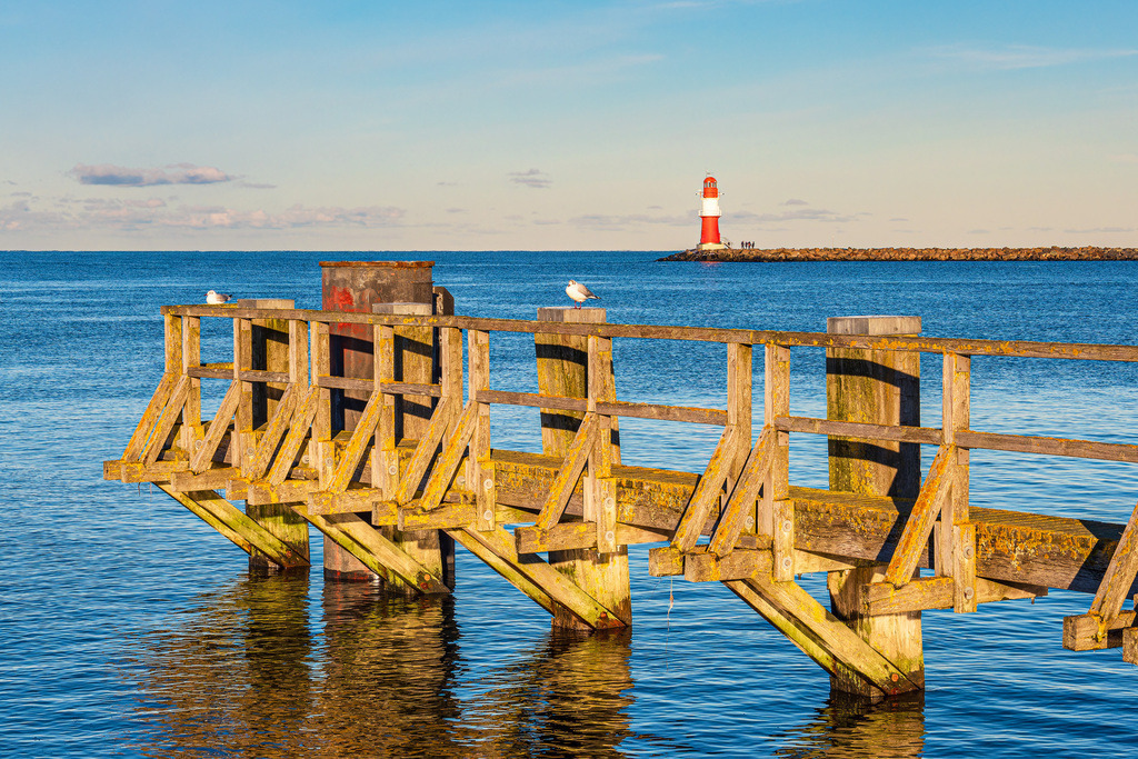 Mole und Anlegestelle an der Küste der Ostsee in Warnemünde | Mole und Anlegestelle an der Küste der Ostsee in Warnemünde.