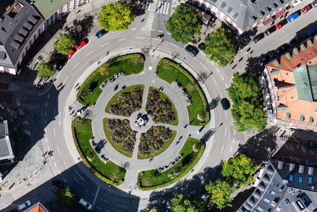 dr__0093198.jpg | MüNCHEN 01.10.2021 Senkrecht- Luftbild aus der Satelliten- Perspektive vom Gärtnerplatz mit Staatstheater im Glockenbachviertel in München Isarvorstadt im Bundesland Bayern. Weiterführende Informationen bei: Staatstheater am Gärtnerplatz. // Vertical aerial view from the satellite perspective of the gaertnerplatz in the inner city center in Munich in the state Bavaria. Further information at: Staatstheater am Gaertnerplatz. Foto: Daniel Reiter